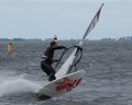 Strakke gybe foto van Martijn. Beetje veel chop. Hij komt bijna helemaal uit het water.